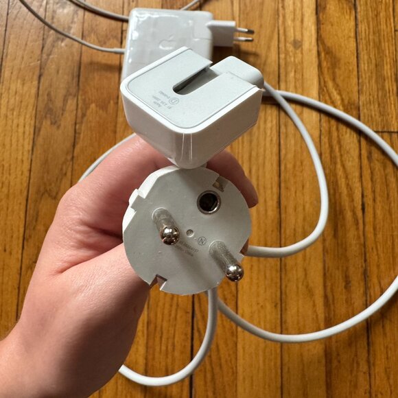 European Macbook Charger (Purchased in Apple Store in Madrid) - Picture 2 of 3